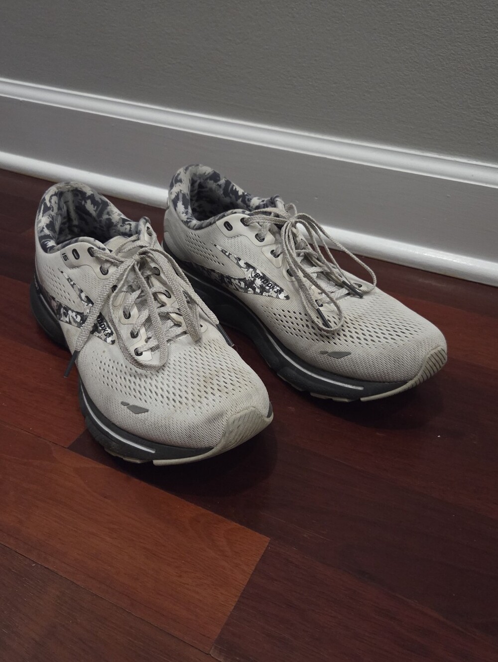 Brooks Ghost 15, Women's Size 12, Running Shoes - White And Grey